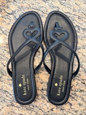 kate spade New York Pamela Black Heart Accent Thong Sandals NWOT Size 7